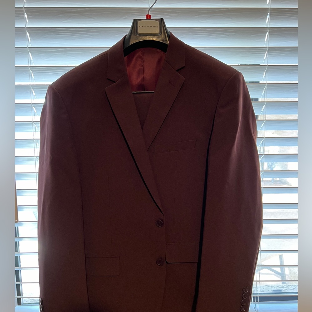 Burgundy summer men’s suit. Tailored chest at 44S, waist at 32x30. Worn once.